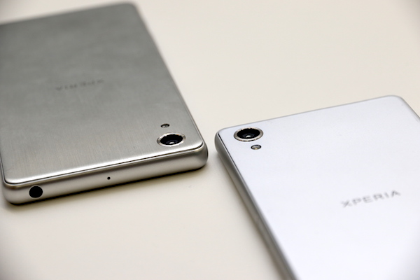 Xperia X(右下)、Xperia X Performance 採用全金屬材質背板,但是感覺像是金屬材質的機身邊框居然是塑料製成,令人相當意外。