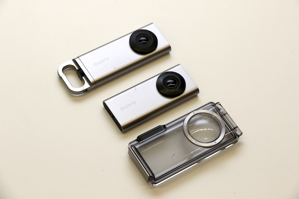 Xperia Eye 迷你智慧相機,中央為本體,下方為適用的防水盒,上方則是加入了掛鉤配件的 Xperia Eye