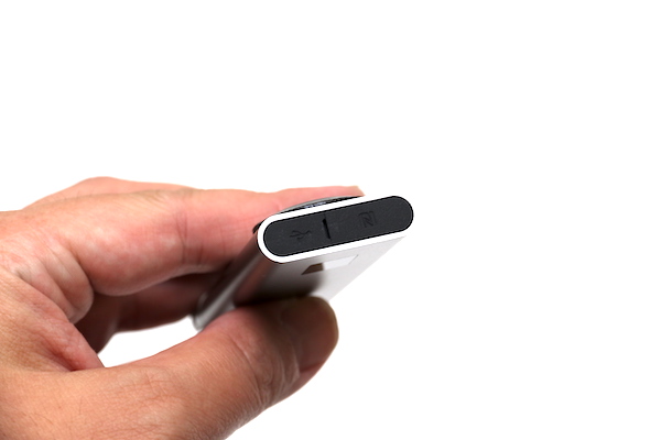 底部為  MicroUSB 連接埠(左)以及 NFC 感應位置(右)