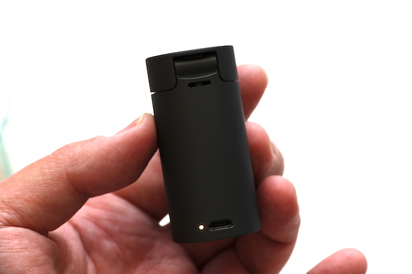 這個攜帶盒不僅可以收納 Xperia Ear,內部還有內建電池,可以幫 Xperia Ear 充電,也具有 MicroUSB  連接埠連接外部電源