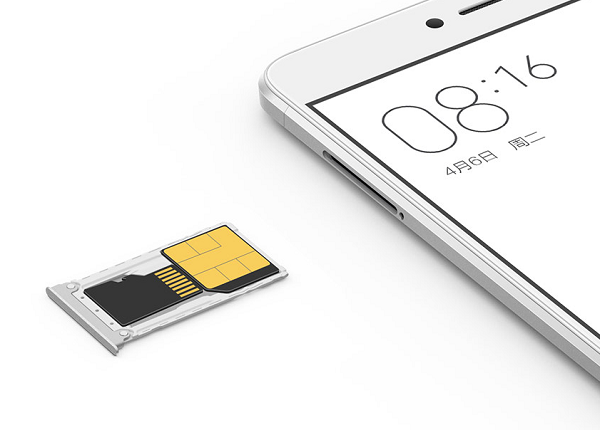 小米 Max 採用 MicroSIM 和 MicroSD 共用卡槽(圖/小米)
