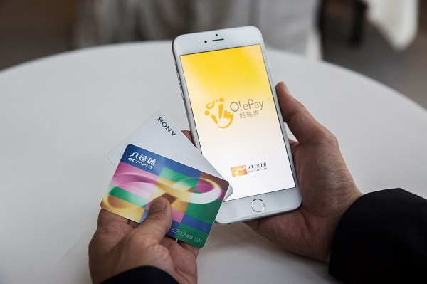 Apple 讓 iPhone 成為一種「任何人都想要擁有的科技產品」(圖/彭博社)