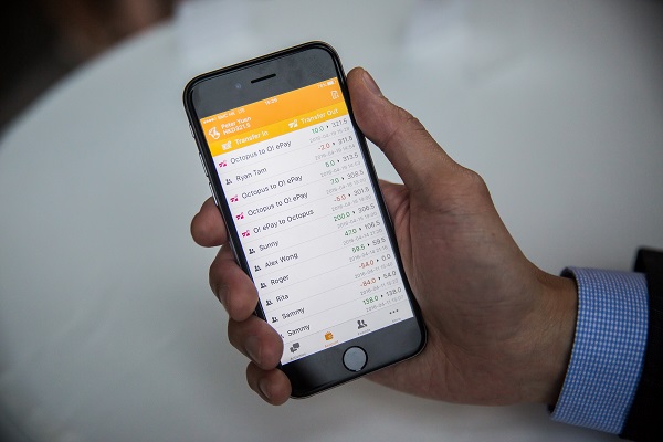 iPhone 已經成為高收入份子鍾愛的手機(圖/彭博社)