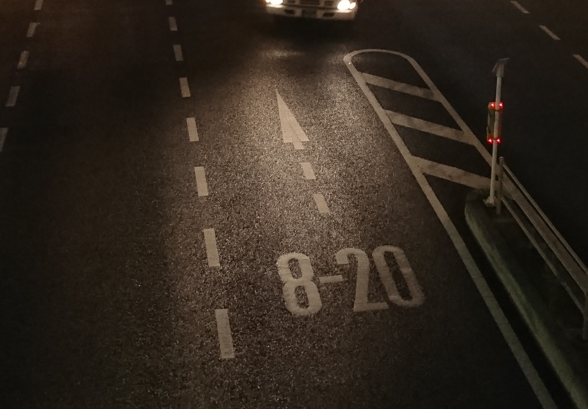 上圖針對暗處柏油路面放大檢視