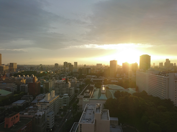 在夕陽時逆光拍攝街景,可觀察按步的細節表現
