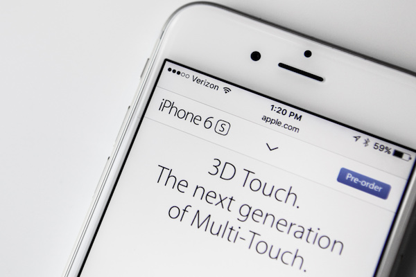 這個關鍵功能就是蘋果在 iPhone 6s/6s Plus 推出的 3D Touch 感壓觸控功能(圖片來源/彭博)