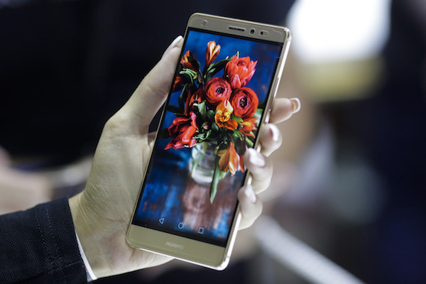 先前 Huawei 也透過自家硬體與第三方軟體結合推出類似功能,但操作相當受限(圖片來源/彭博)