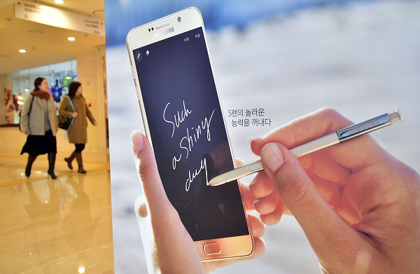 Galaxy Note 6 是 2016 下半年對抗 iPhone 7 的重點產品(圖/法新社)