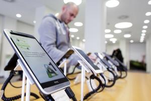 手機拆封現場驗！一串代碼就能測功能！