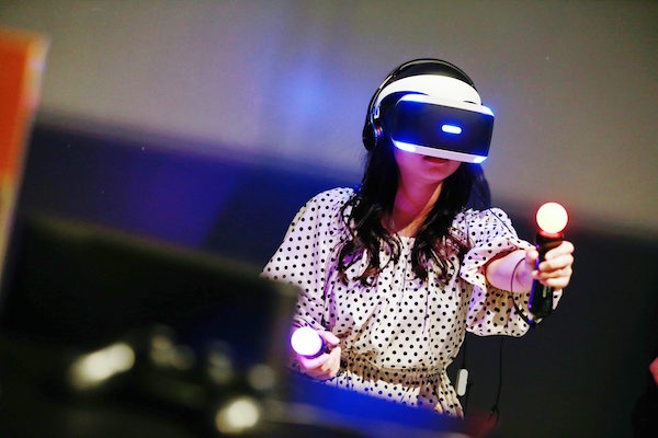 支援 PlayStation VR  這類的虛擬顯示器,也將會是下一代遊戲主機的標準配備(圖片來源/歐新)