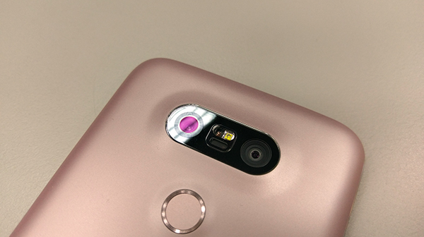 LG G5 採用兩個獨立鏡頭,使用一個拍攝時另外一個不會有作用(圖/記者譚偉晟拍攝)