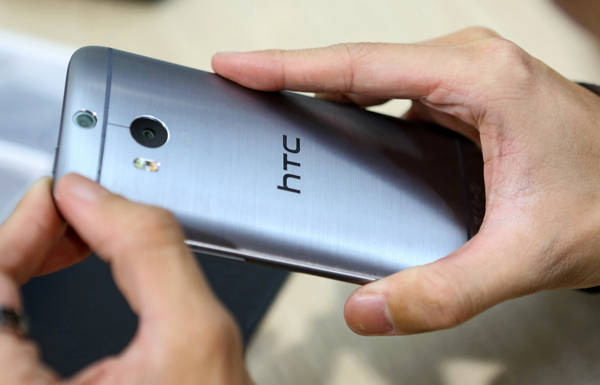 htc m8 搭載雙鏡頭模組(圖/彭博社)