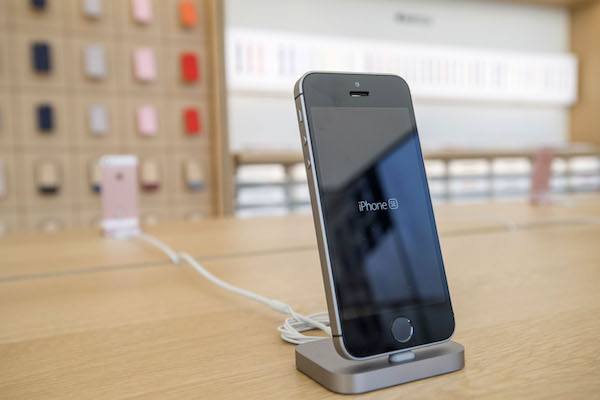 就連主打中低價格帶的 iPhone SE,也推出內建 64GB 容量的版本(圖片來源/彭博)