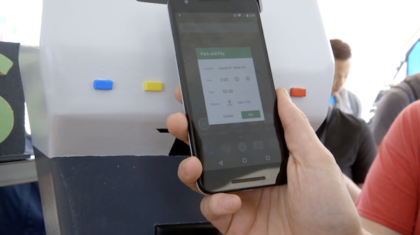 在手機直接開啟停車收費 APP 示範（圖片來源／擷取自 The Verge 網站）