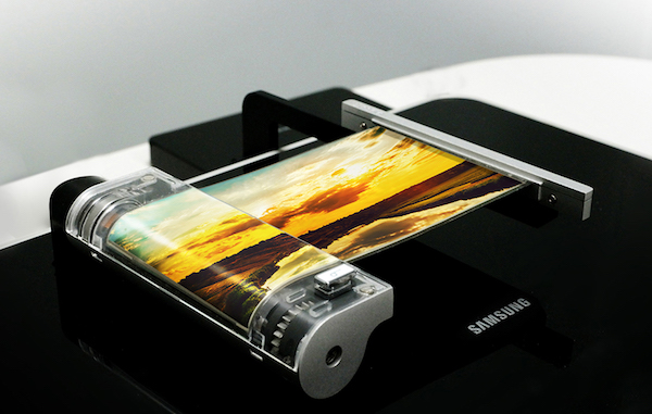 三星在週二開展的 SID 2016 展場中展示了可捲曲收納的 OLED 螢幕(圖片來源/Samsung)