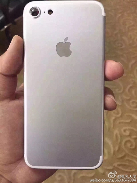 微博一名網友公布了一張據稱是 iPhone 7 的實機照(圖/微博)