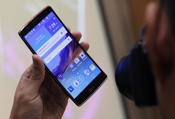 這次 LG 將 G Flex  系列延至下半年推出,是否是步好棋?(圖片來源/美聯)