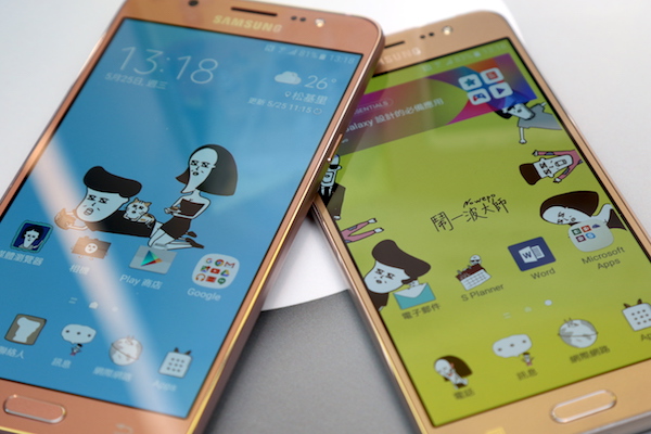 三星今天在台灣發表萬元以下入門雙機：Galaxy J5（右）與 Galaxy J7（左）
