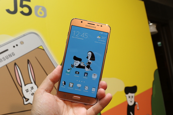 J7 機身正面，採用 5.5 吋 HD 解析度螢幕