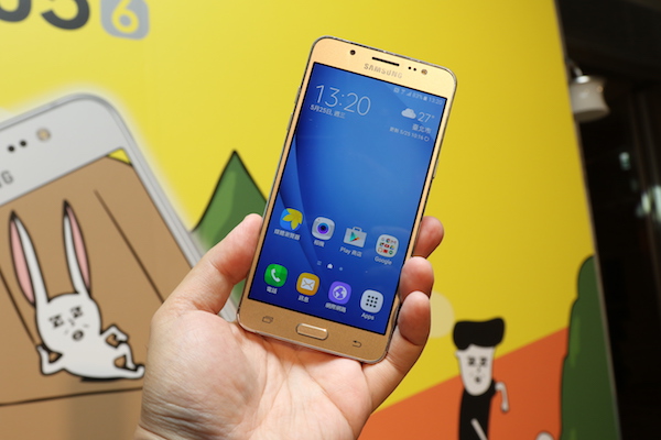 J5 機身正面，採用 5.2 吋 HD 解析度螢幕