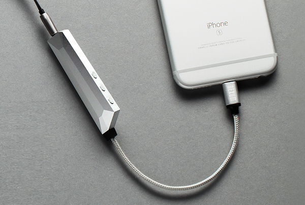 這款微型耳擴支援 MicroUSB 和 Lightning 界(圖/摩律科技)