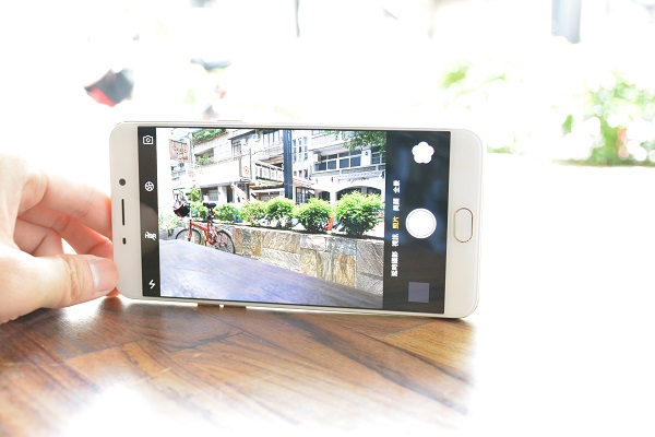 OPPO R9 Plus 採用 Sony IMX298 相機模組(圖/記者譚偉晟拍攝)