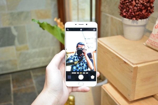 OPPO R9 Plus 採用前後 1600 萬畫素相機設置(圖/記者譚偉晟拍攝)