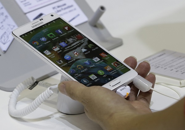 Galaxy Note 4 能提供優異的手寫筆操作體驗(圖/美聯社)