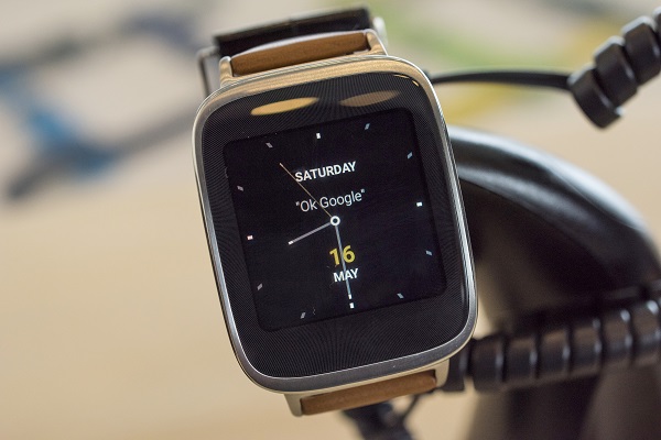 第一代 ASUS ZenWatch 還不確定是否會獲得升級(圖/彭博社)