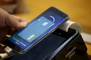 三星終於破解 Apple?iPhone 用戶將能使用 Samsung Pay 付費! 三星終於破解 Apple?iPhone 用戶將能使用 Samsung Pay 付費!