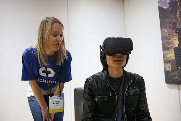 受到有線連接的限制,目前包括 HTC Vive 跟圖中 Oculus Rift 的體驗仍有極限(圖片來源/美聯)