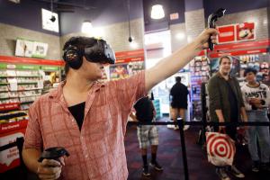 玩 VR 眼鏡不絆線！超迷你主機讓人背著走！