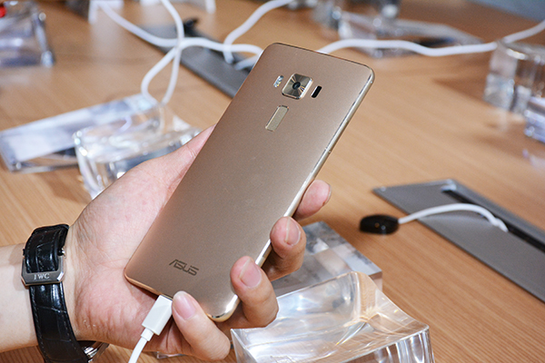 ZenFone 3 Deluxe 延續了同心圓背蓋設計(圖/記者譚偉晟拍攝)