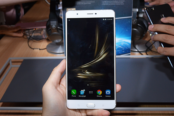 6.8 吋大螢幕的 ZenFone 3 Ultra(圖/記者譚偉晟拍攝)