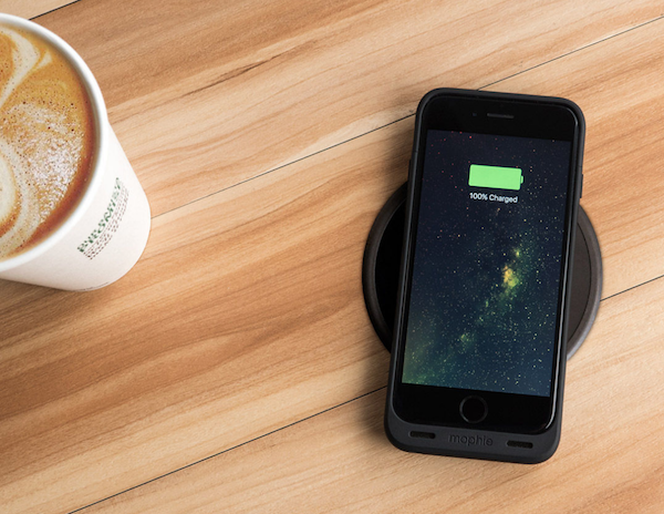 國外廠商 Mophie 推出一款多功能的電池背蓋:Juice pack Wireless,不僅具有內建電池可延長 iPhone 電力,還有眾多功能(圖片來源/擷取自 Mophie 原廠網站)