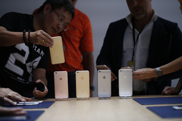 iPhone 6s 與 6s Plus 電池容量分別為 1715mAh 以及 2750mAh,但是從 0% 充電至 100% 所需要的時間相當長(圖/彭博社)