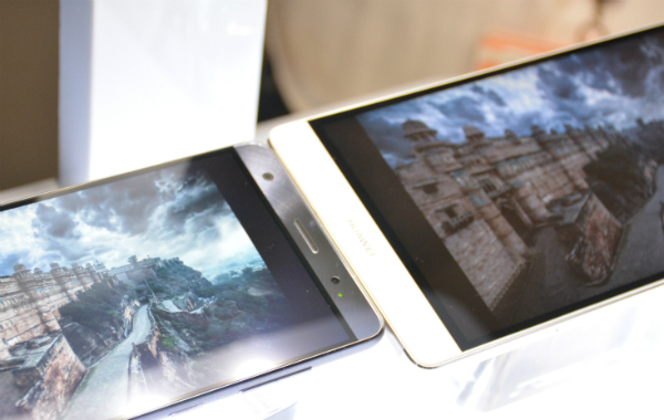透過 Tru2life 晶片,ZenFone 3 Deluxe 可以把影像進一步調整,讓強光下觀看也能清晰顯示(圖/記者譚偉晟拍攝)