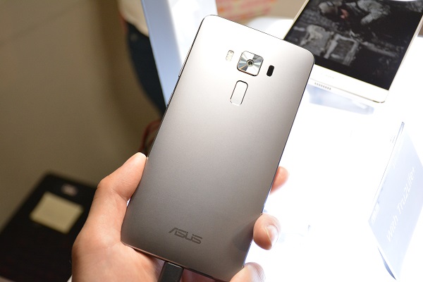 ZenFone 3 Deluxe 是款相對便宜的旗艦手機(圖/記者譚偉晟拍攝)