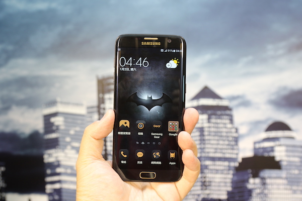 機身正面採用黑色版本 S7 Edge 的設計
