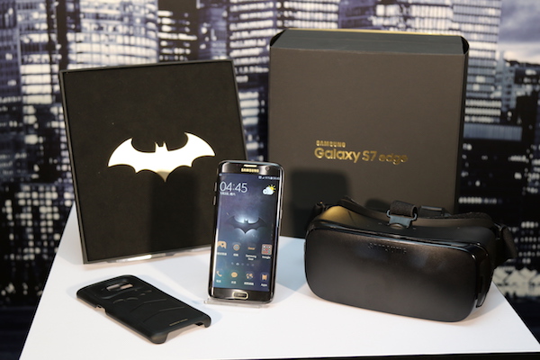 Injustice Edition 套組的全機組合,包括保護套、Gear VR 眼鏡以及蝙蝠鏢