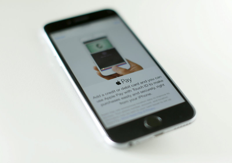 Apple Pay 目前主要是以手機或是其他蘋果裝置作為載具(圖片來源/路透)
