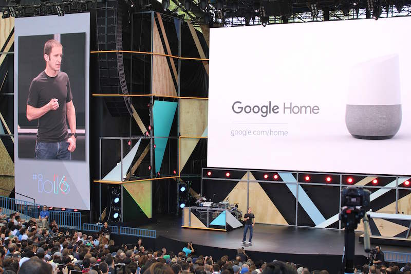包括 Google、Amazon 在內,近期都對語音助理這塊推出相當多的硬體應用(圖為 Google 於上個月 IO 大會中推出的 Google Home,圖片來源/法新)