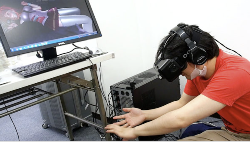 在(アダルトVRフェスタ01)展中,展出虛實整合的 VR 成人娛樂解決方案(圖片來源/擷取自 denfaminicogamer 網站)