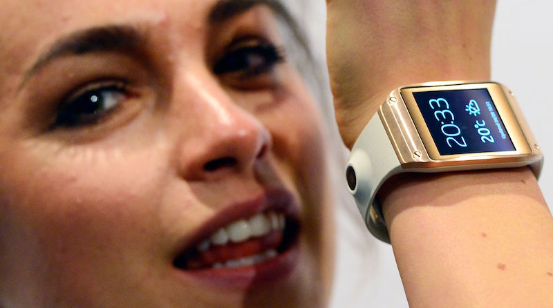 先前在 Samsung Gear 手錶上出現的手錶相機(圖中錶帶上黑點),也會出現在 Apple Watch 上?