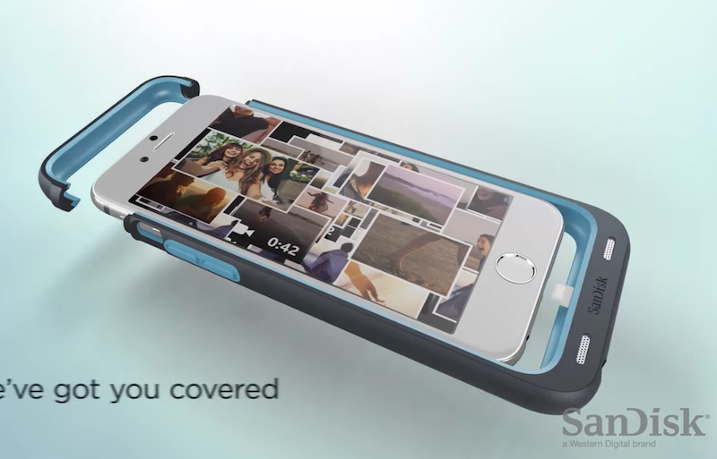 iXpand Memory Case 採用上下結合的硬式設計,並且在底部裝有連接 iPhone 的 Lightning 接頭。(圖片來源/擷取自 Sandisk 官方影片)