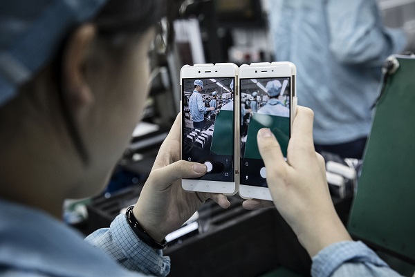 hTC 可能會在 5 吋螢幕的 Nexus 新機上採用後置指紋辨識區(圖/彭博社)