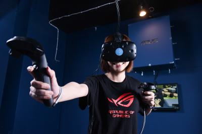 網咖也要裝 VR?全台首家虛擬實境空間將開幕! 網咖也要裝 VR?全台首家虛擬實境空間將開幕!