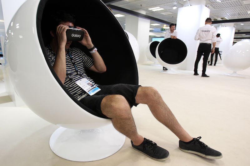 在 Oculus 拋磚引玉後,希望能有更多 VR  廠商一起進來坐大 VR 這塊市場  (圖片來源/彭博)