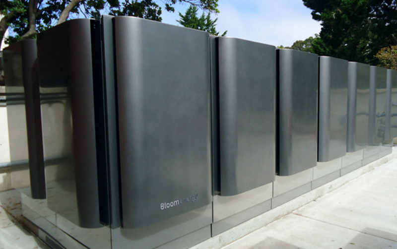 除了頂上的太陽能板外,Campus 2  也將裝置圖中的 BLOOM Energy 燃料電池提供部分電力運作 (圖片來源/擷取自 Appleinsider 網站)