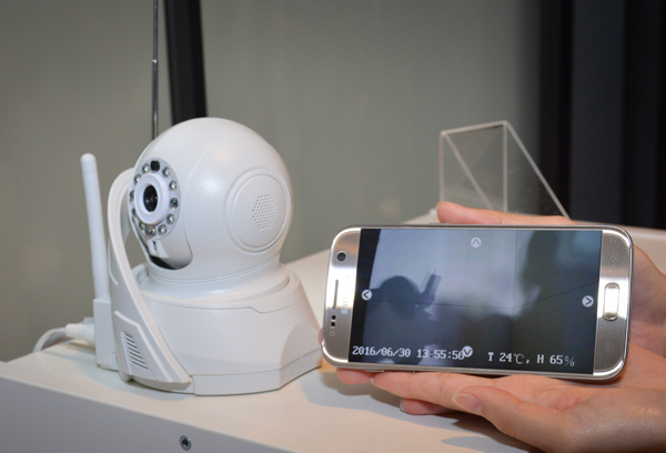 透過網路攝影機，用戶可以隨時監看家中家人的狀況（圖／記者譚偉晟拍攝）